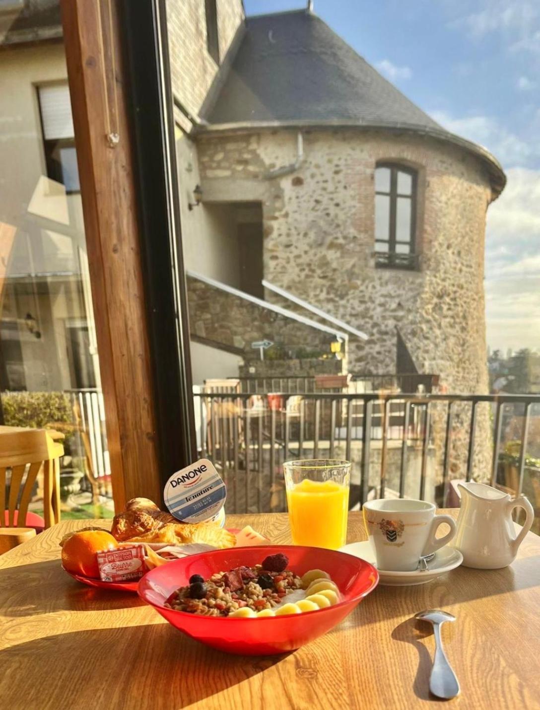 Hotel La Tour Des Anglais Mayenne Εξωτερικό φωτογραφία