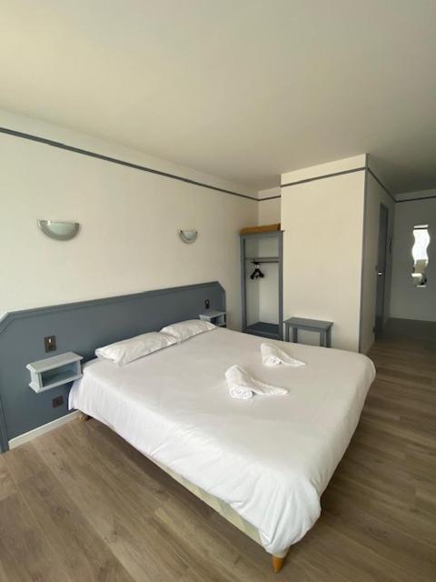 Hotel La Tour Des Anglais Mayenne Εξωτερικό φωτογραφία