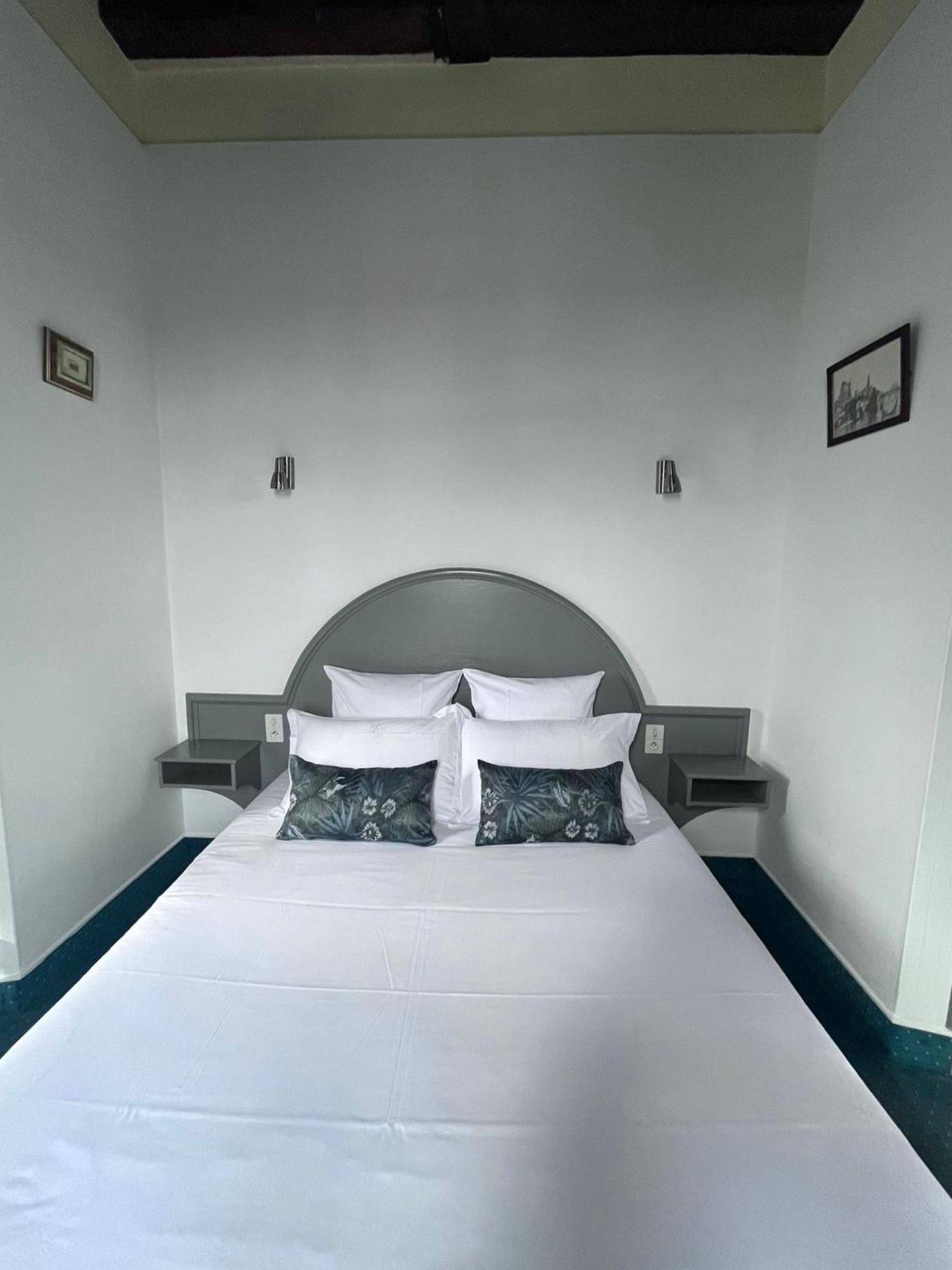 Hotel La Tour Des Anglais Mayenne Εξωτερικό φωτογραφία