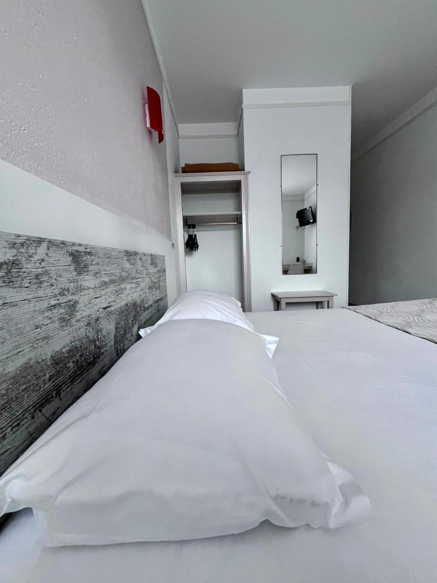 Hotel La Tour Des Anglais Mayenne Εξωτερικό φωτογραφία