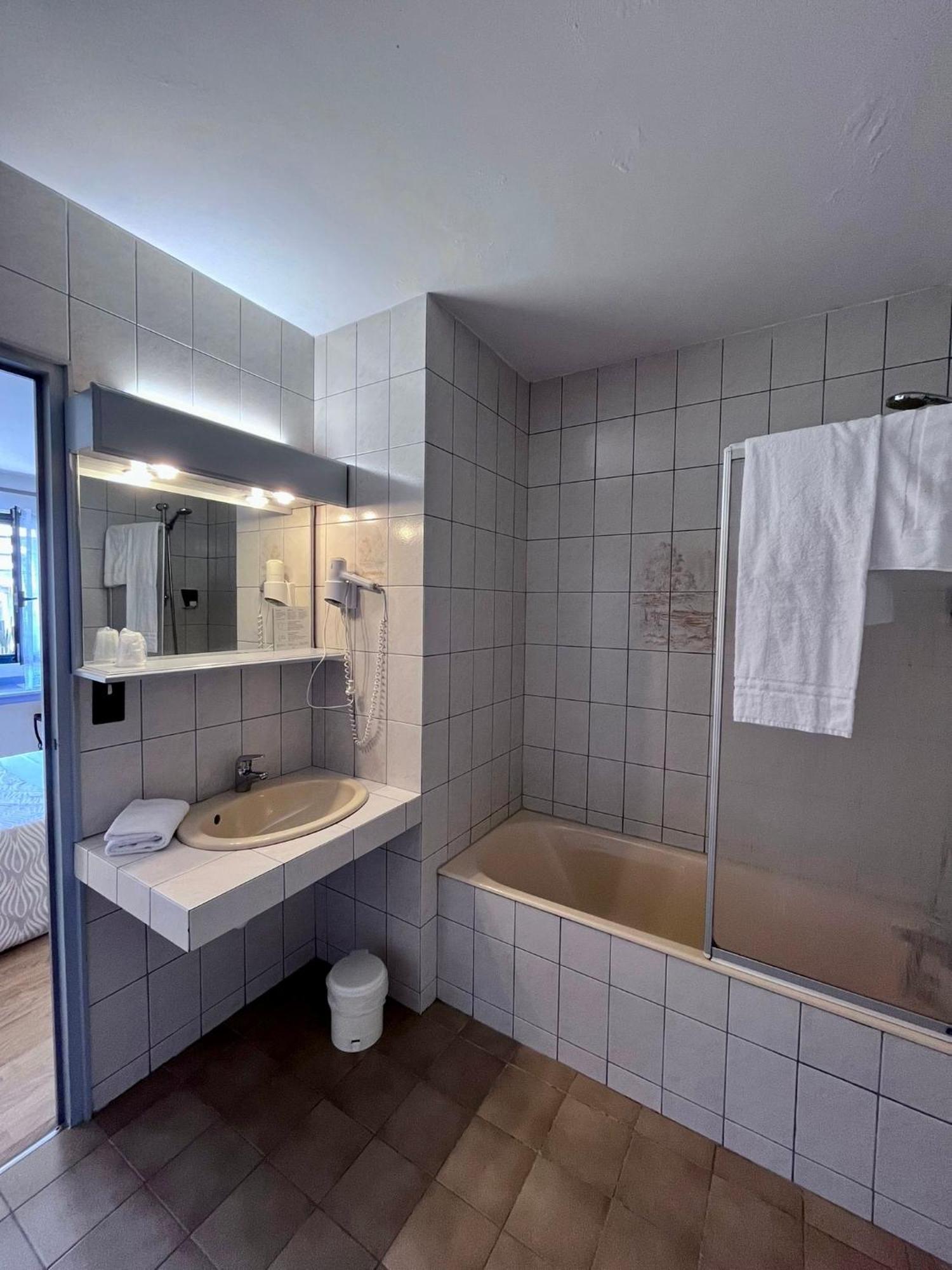 Hotel La Tour Des Anglais Mayenne Εξωτερικό φωτογραφία